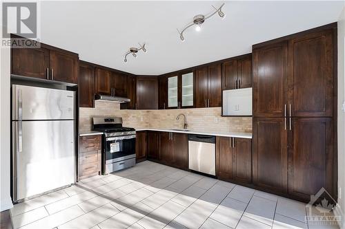 10 Rossan Street, Ottawa, ON - Indoor Photo Showing Kitchen