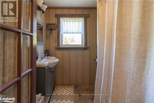 1429 Tamarack Lake Road, Highlands East, ON - Indoor Photo Showing Bathroom