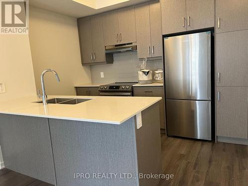 Th58 - 31 Honeycrisp Crescent, Vaughan, ON - Indoor Photo Showing Kitchen With Double Sink With Upgraded Kitchen