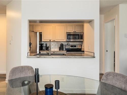 301-1632 Crescent View Dr, Nanaimo, BC - Indoor Photo Showing Kitchen