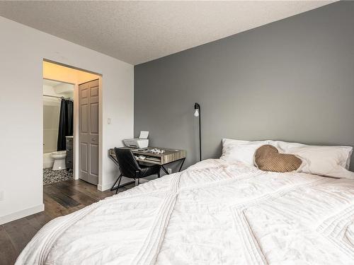 301-1632 Crescent View Dr, Nanaimo, BC - Indoor Photo Showing Bedroom