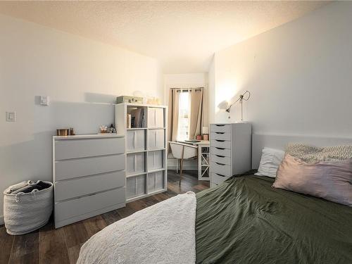 301-1632 Crescent View Dr, Nanaimo, BC - Indoor Photo Showing Bedroom