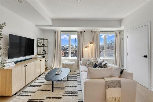 3580 Lake Shore Boulevard W|Unit #6, Toronto, ON - Indoor Photo Showing Living Room