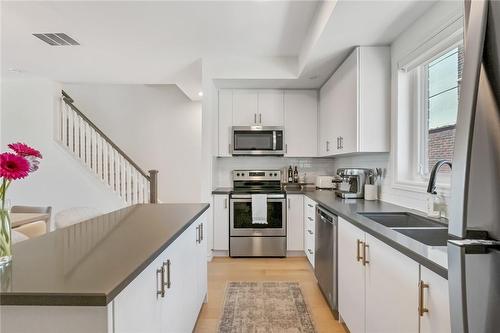 3580 Lake Shore Boulevard W|Unit #6, Toronto, ON - Indoor Photo Showing Kitchen With Double Sink With Upgraded Kitchen