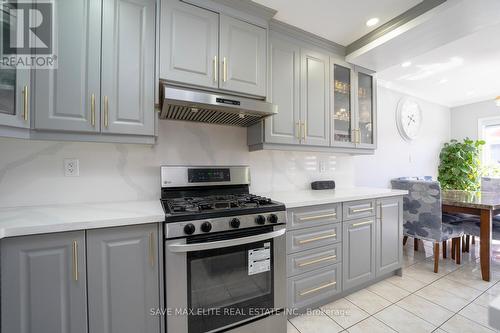 32 Charcoal Way, Brampton, ON - Indoor Photo Showing Kitchen