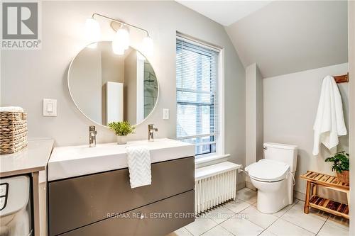 3015 Dundas Street, Burlington, ON - Indoor Photo Showing Bathroom