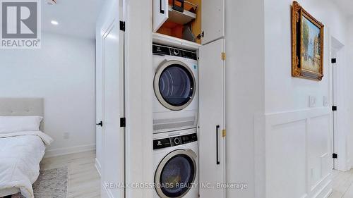111 Evahill Crescent, Richmond Hill, ON - Indoor Photo Showing Laundry Room