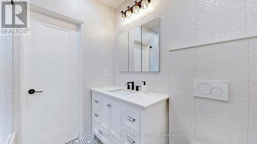 111 Evahill Crescent, Richmond Hill, ON -  Photo Showing Bathroom