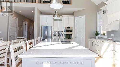 1889 Simcoe Boulevard, Innisfil, ON - Indoor Photo Showing Kitchen With Upgraded Kitchen
