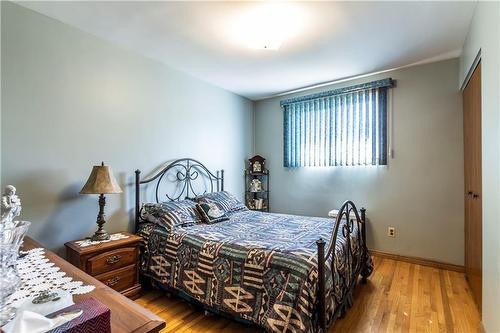 127 Gardiner Drive, Hamilton, ON - Indoor Photo Showing Bedroom