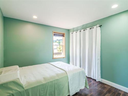 7163 Peterson Rd, Lantzville, BC - Indoor Photo Showing Bedroom