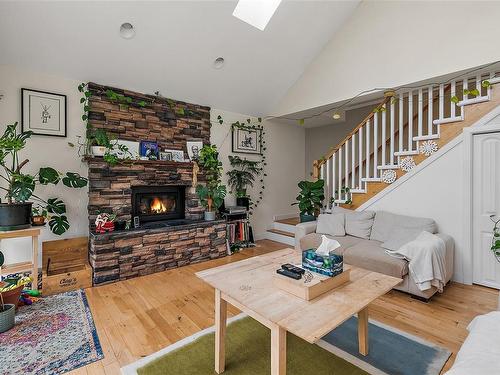 305 St. Charles St, Victoria, BC - Indoor Photo Showing Living Room With Fireplace