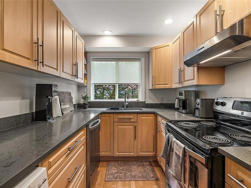 305 St. Charles St, Victoria, BC - Indoor Photo Showing Kitchen With Double Sink