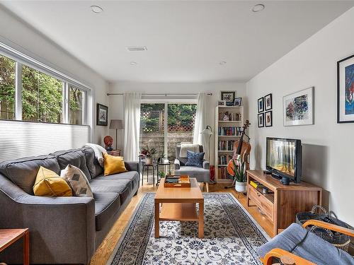 305 St. Charles St, Victoria, BC - Indoor Photo Showing Living Room