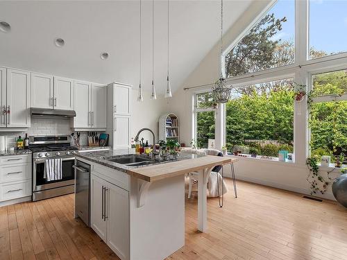 305 St. Charles St, Victoria, BC - Indoor Photo Showing Kitchen With Double Sink With Upgraded Kitchen