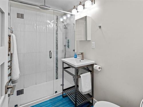 4093 Gordon Head Rd, Saanich, BC - Indoor Photo Showing Bathroom