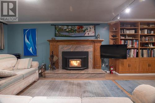 838 Caldwell Avenue, Mississauga, ON - Indoor Photo Showing Living Room With Fireplace
