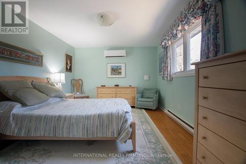838 Caldwell Avenue, Mississauga, ON - Indoor Photo Showing Bedroom