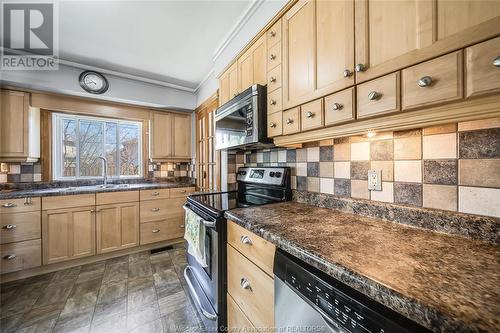 542 Bertha Avenue, Windsor, ON - Indoor Photo Showing Kitchen