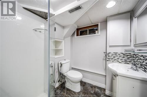 542 Bertha Avenue, Windsor, ON - Indoor Photo Showing Bathroom