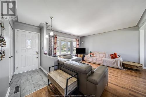 542 Bertha Avenue, Windsor, ON - Indoor Photo Showing Living Room