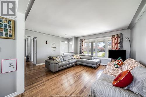 542 Bertha Avenue, Windsor, ON - Indoor Photo Showing Living Room