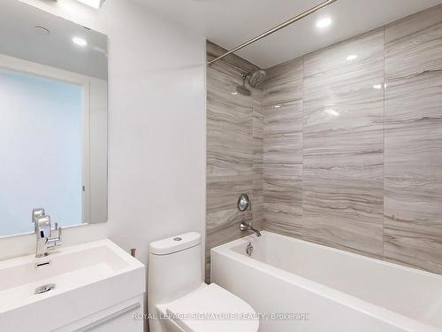 3709-39 Roehampton Ave, Toronto, ON - Indoor Photo Showing Bathroom