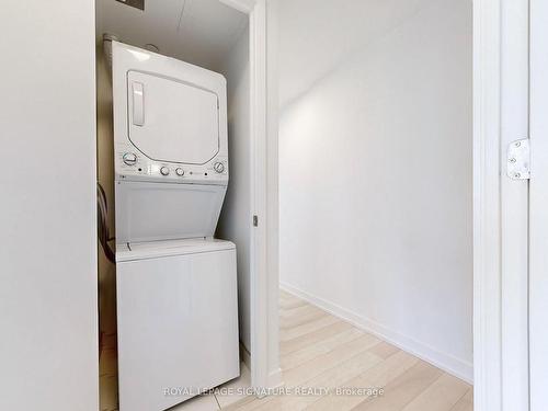 3709-39 Roehampton Ave, Toronto, ON - Indoor Photo Showing Laundry Room