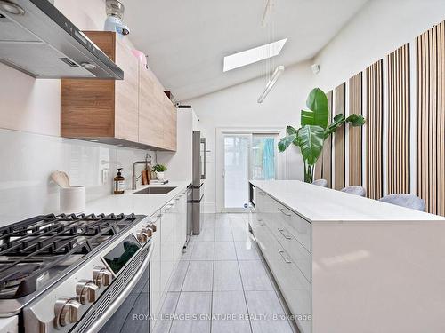 102 Seaton St, Toronto, ON - Indoor Photo Showing Kitchen With Upgraded Kitchen