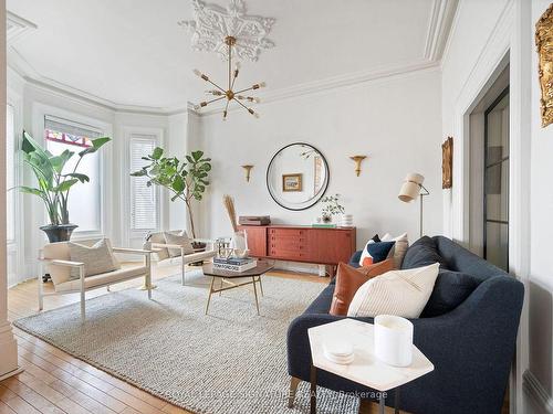 102 Seaton St, Toronto, ON - Indoor Photo Showing Living Room
