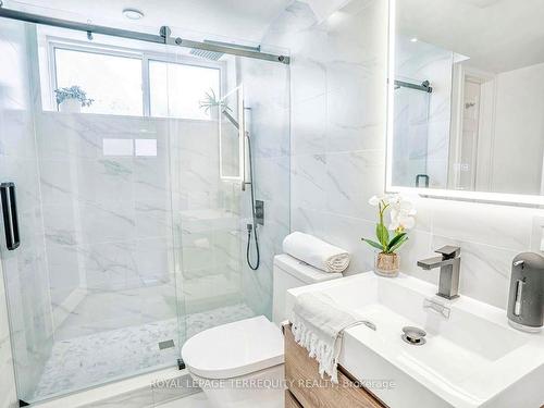 7 Treadgold Cres, Toronto, ON - Indoor Photo Showing Bathroom