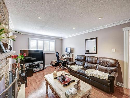 1101 Shagbark Cres, Mississauga, ON - Indoor Photo Showing Living Room