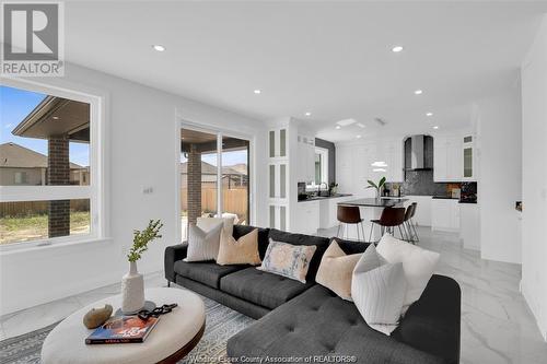 2596 Mayfair, Lasalle, ON - Indoor Photo Showing Living Room