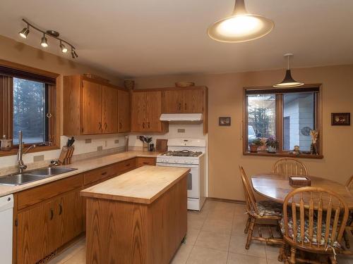 9001 John Street Road, Thunder Bay, ON - Indoor Photo Showing Kitchen With Double Sink