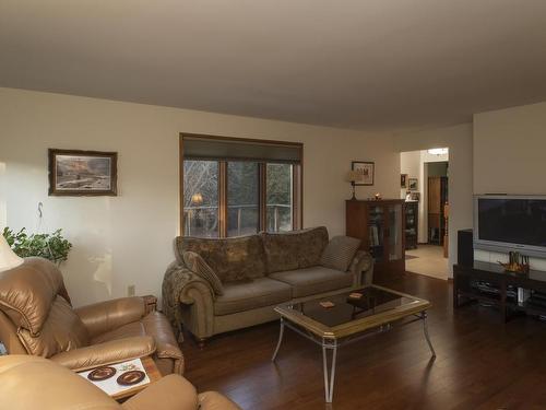 9001 John Street Road, Thunder Bay, ON - Indoor Photo Showing Living Room