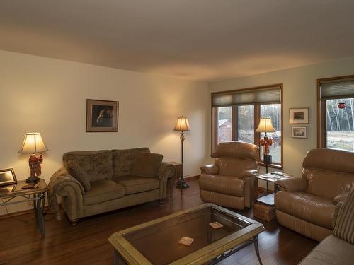 9001 John Street Road, Thunder Bay, ON - Indoor Photo Showing Living Room