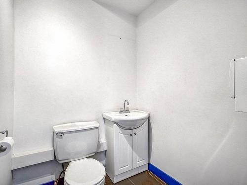Powder room - 6915 Rue Bombardier, Montréal (Saint-Léonard), QC - Indoor Photo Showing Bathroom