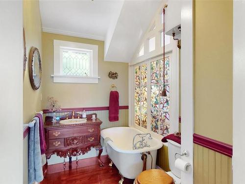 1926 Crescent Rd, Oak Bay, BC - Indoor Photo Showing Bathroom