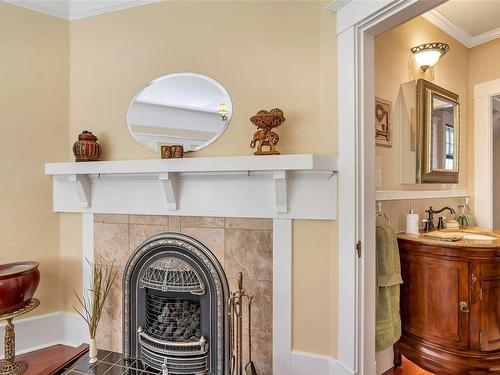 1926 Crescent Rd, Oak Bay, BC - Indoor With Fireplace