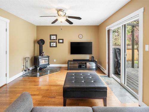 1509 Regent Pl, Cobble Hill, BC - Indoor Photo Showing Living Room
