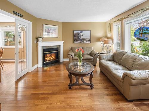 1509 Regent Pl, Cobble Hill, BC - Indoor Photo Showing Living Room With Fireplace