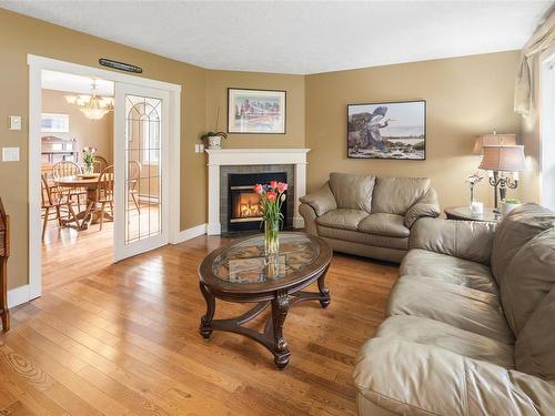 1509 Regent Pl, Cobble Hill, BC - Indoor Photo Showing Living Room With Fireplace