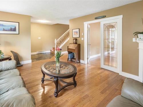 1509 Regent Pl, Cobble Hill, BC - Indoor Photo Showing Living Room