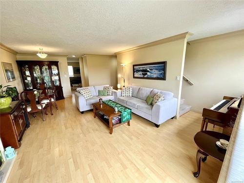 3-2475 Mansfield Dr, Courtenay, BC - Indoor Photo Showing Living Room