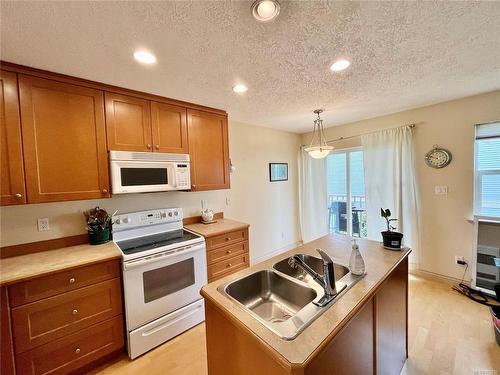 3-2475 Mansfield Dr, Courtenay, BC - Indoor Photo Showing Kitchen With Double Sink