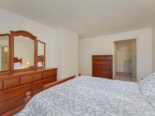 308-490 Marsett Pl, Saanich, BC - Indoor Photo Showing Bedroom