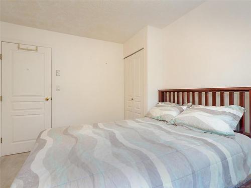 308-490 Marsett Pl, Saanich, BC - Indoor Photo Showing Bedroom