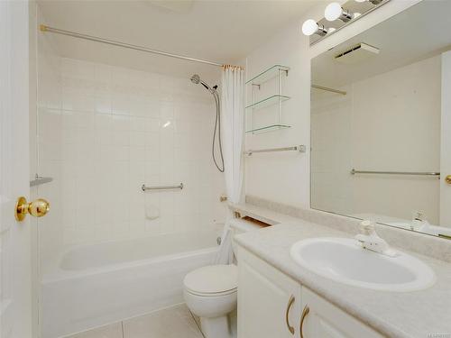 308-490 Marsett Pl, Saanich, BC - Indoor Photo Showing Bathroom