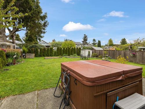 882 Leslie Dr, Saanich, BC - Outdoor With Backyard