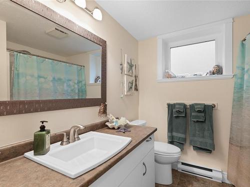 1447 Rose Ann Dr, Nanaimo, BC - Indoor Photo Showing Bathroom